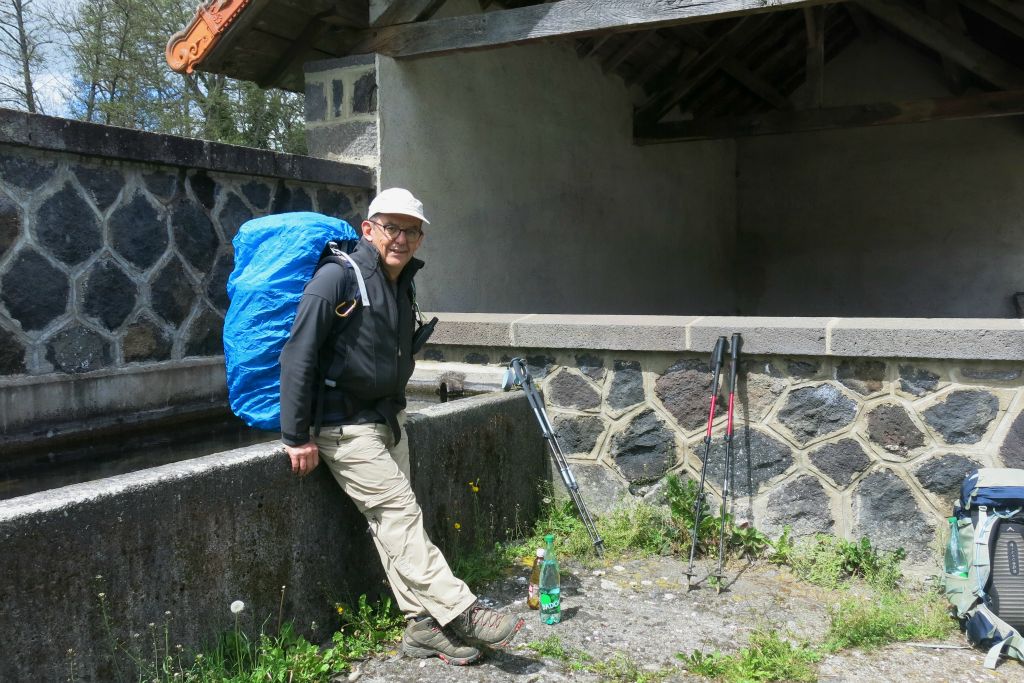 Mazaye-le-bas.  Nous faisons le plein d'eau à la fontaine